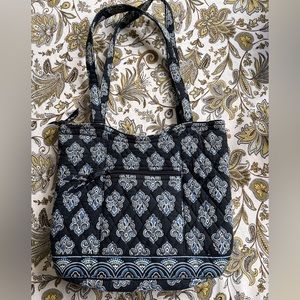 Blue paisley VERA BRADLEY quilted purse. EUC